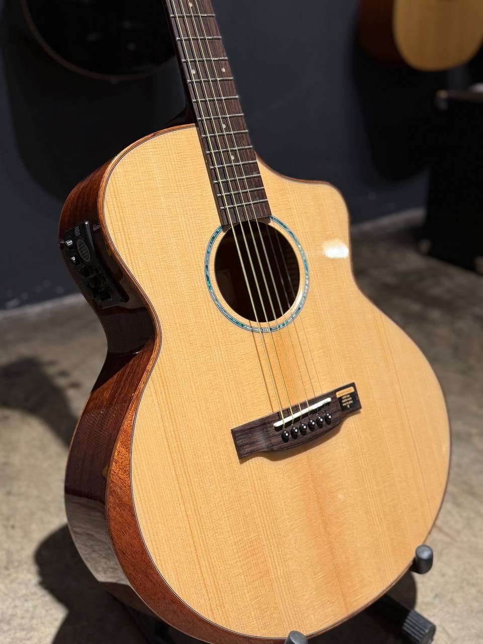 A&K ACOUSTIC GUITAR AK-560 CEQ (Solid Top)