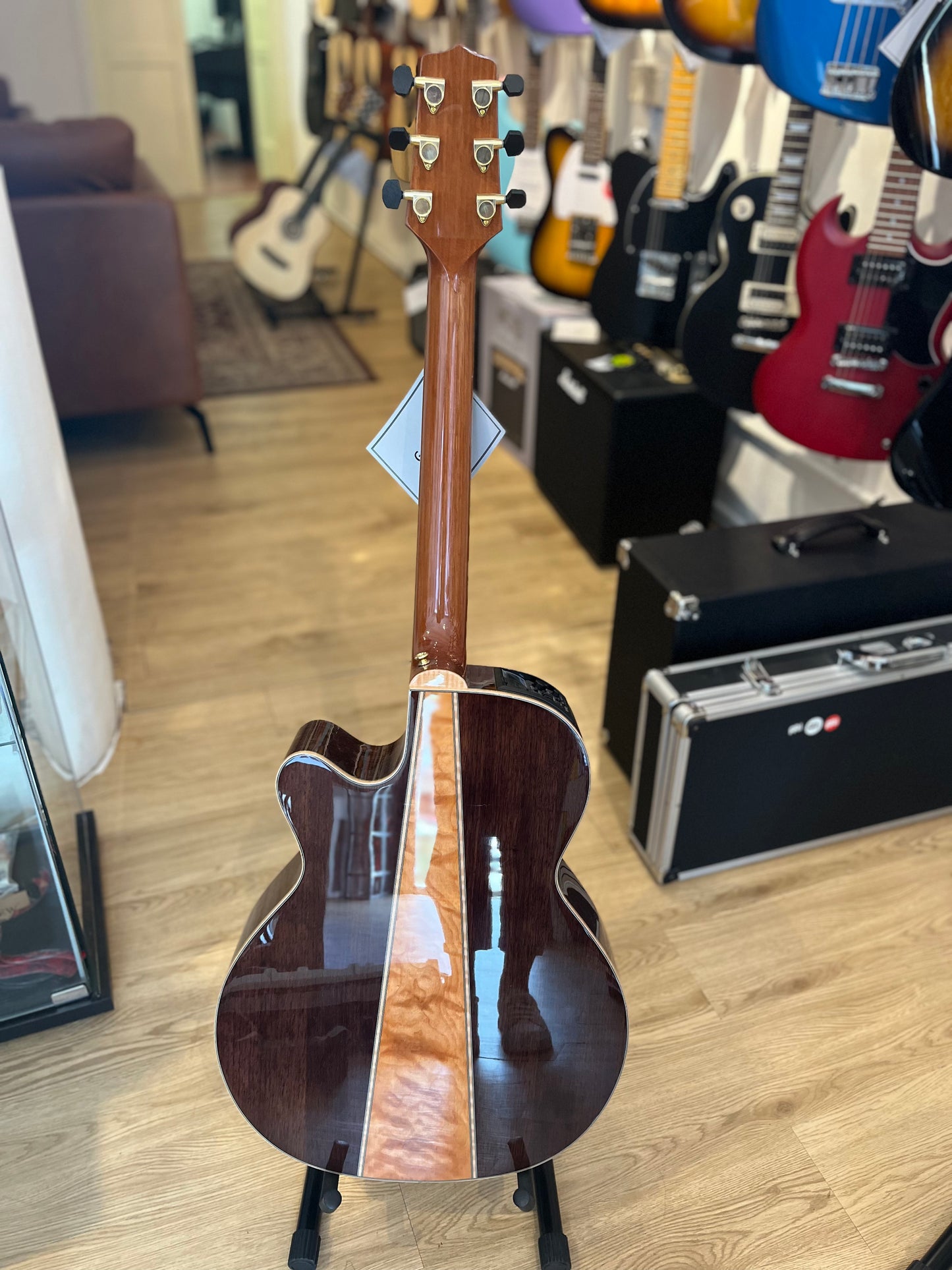 TAKAMINE GN93CE NAT | NEX CUTAWAY | SOLID SPRUCE TOP | BLACK WALNUT/3 PCS BACK W MAPLE |TK-40D PREAMP | FREE HG BAG | FREE STRING, STRAP, CAPO, PICKS